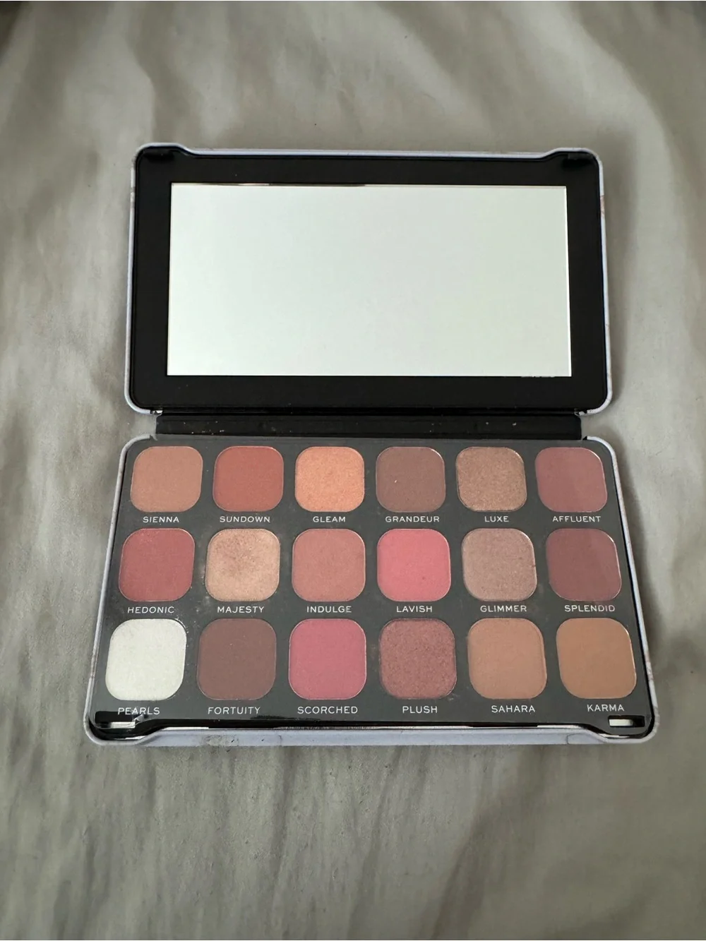 Revolution Marble Effect Eyeshadow Palette - White & Rose